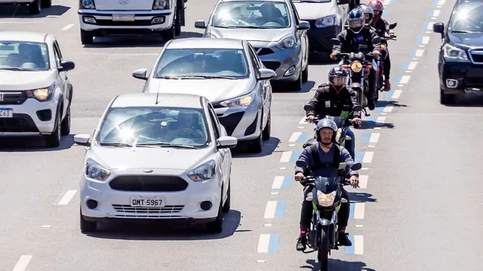 A operação do Uber Moto começa fora do centro expandido, em meio a disputa com a 99 e decisões da Justiça.