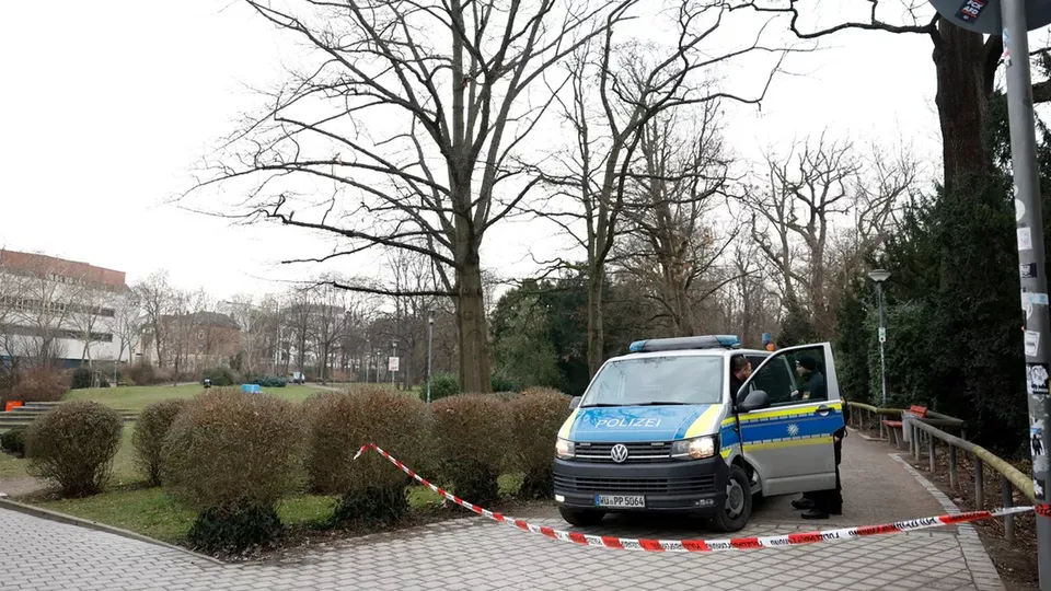 Um homem de 41 anos e um menino de 2 foram mortos em Aschaffenburg; um afegão de 28 anos foi preso como suspeito.