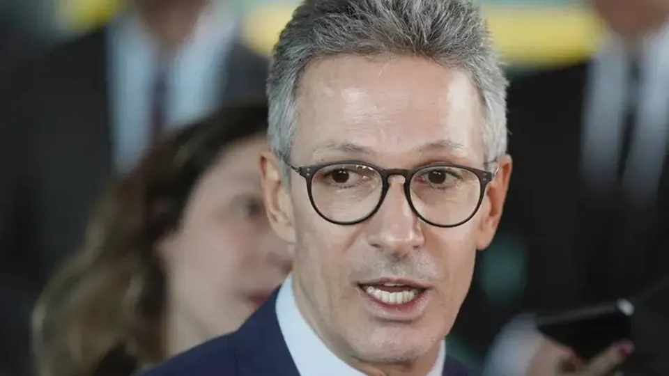 Governador de Minas Gerais rebateu críticas do governo federal e reafirmou compromisso com obras na rodovia.