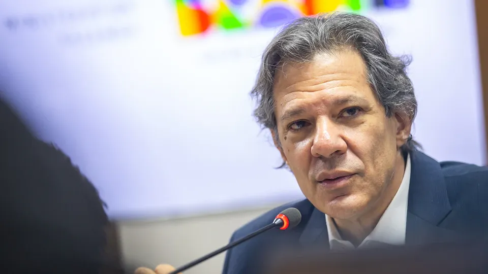 Mendonça concede 15 dias para Haddad se manifestar sobre queixa de Flávio Bolsonaro