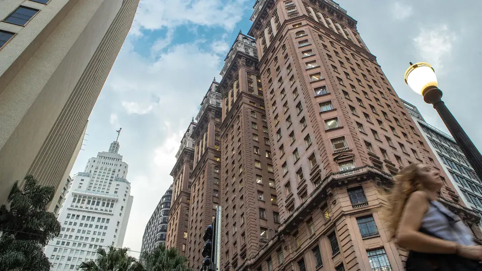 Após vazamento de esgoto, atividades presenciais no Martinelli foram suspensas; funcionários apresentaram sintomas de contaminação.