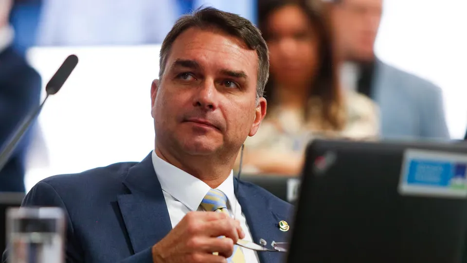 Senador Flávio Bolsonaro expressa descontentamento com lideranças que não seguem orientações do ex-presidente, citando perda de poder.