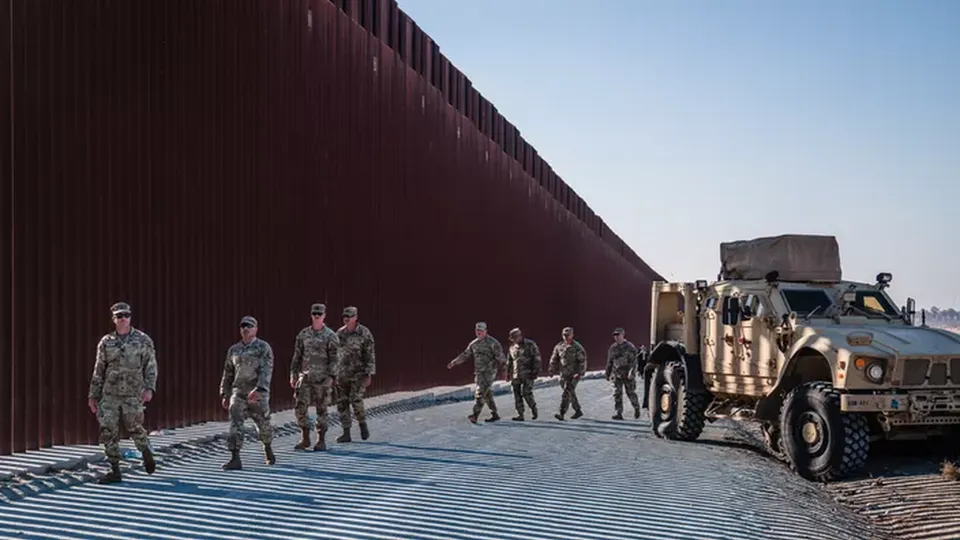 A medida visa reforçar a segurança na fronteira sul dos Estados Unidos e combater a imigração ilegal.