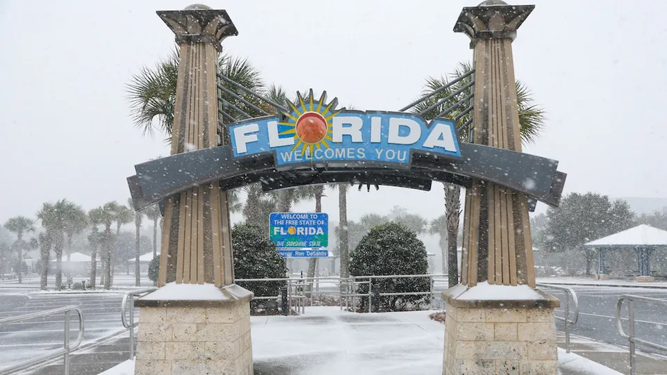 Tempestade de neve histórica isola partes da Flórida e causa estragos