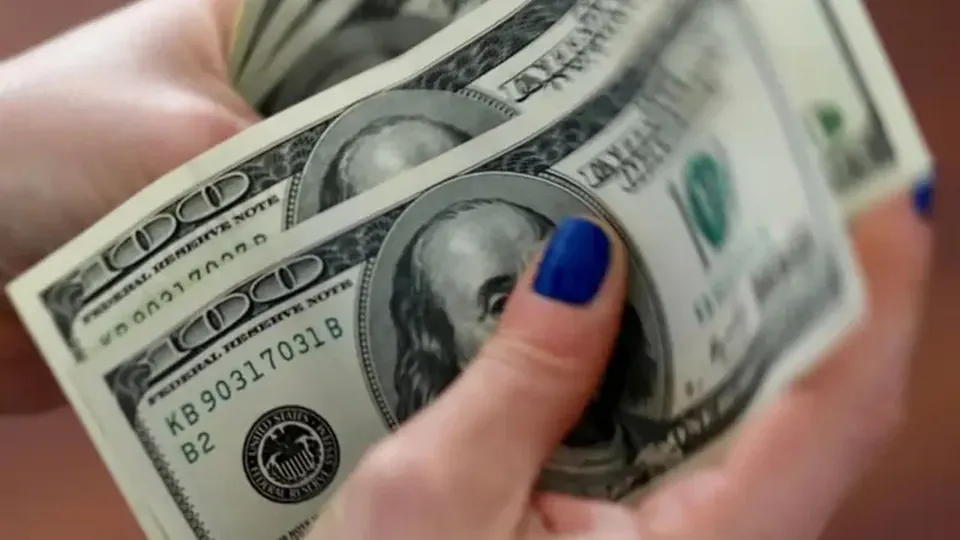 Com fechamento a R$ 5,94, moeda norte-americana reflete incertezas políticas e econômicas.