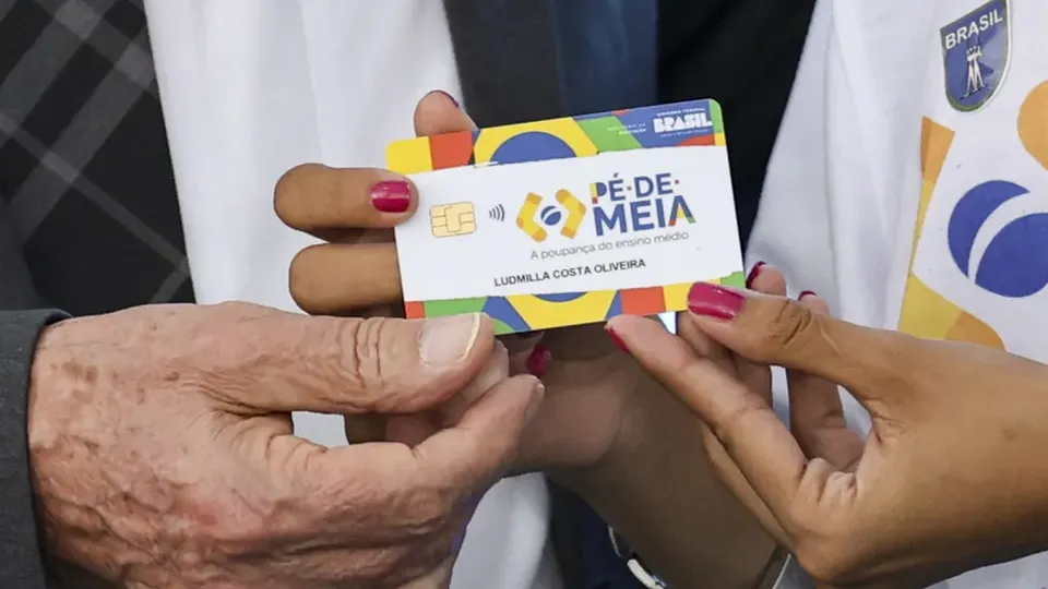 A Advocacia-Geral da União (AGU) recorreu ao TCU contra bloqueio de recursos para o programa educacional Pé-de-Meia, essencial para estudantes.
