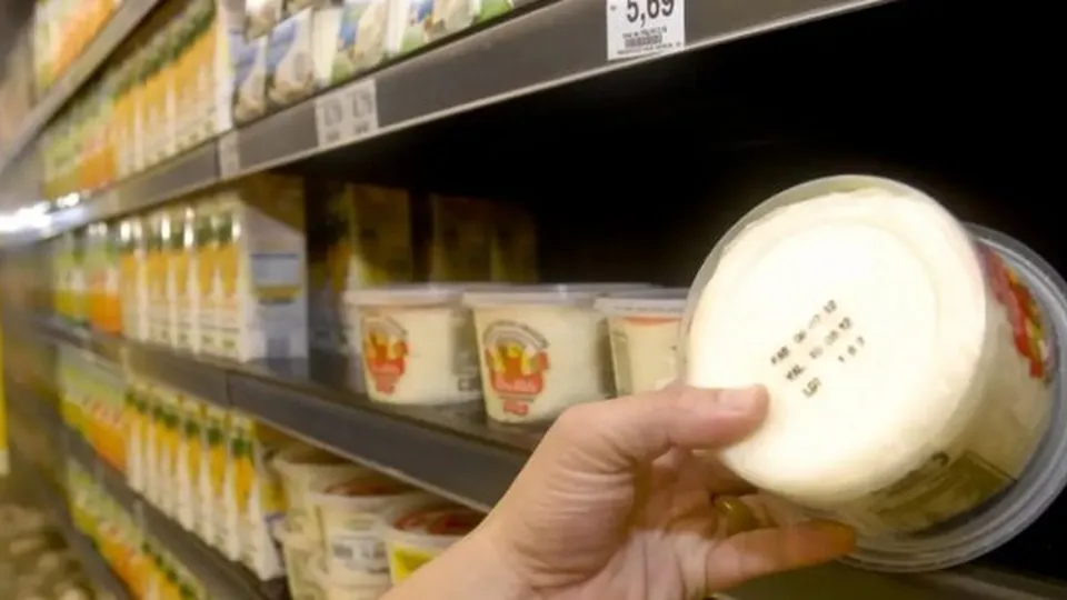 Medidas visam baratear produtos como enlatados e biscoitos, mas geram polêmica sobre segurança alimentar.