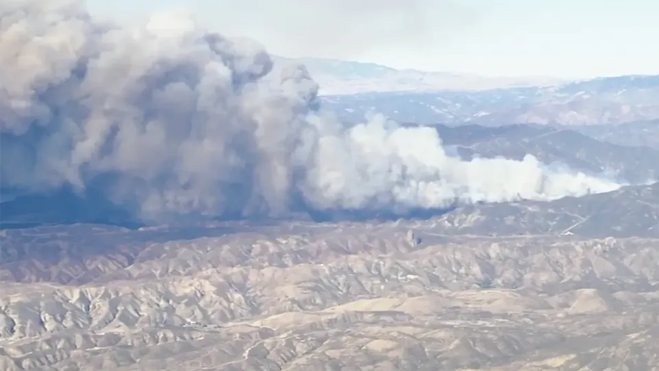 Um novo incêndio florestal, conhecido como Hughes Fire, atinge a região de Castaic, forçando autoridades a emitir ordens de evacuação.
