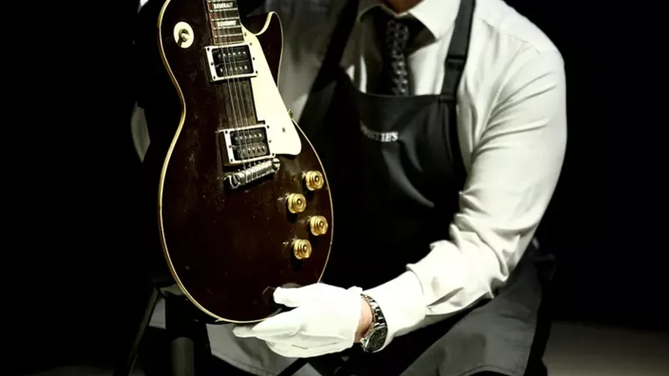 Leilão em Londres arrecadou mais de 8 milhões de libras, destacando a guitarra "Oxblood" de 1954 do guitarrista britânico.