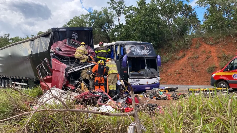 Vídeo: Acidente entre ônibus e carreta na BR-365 deixa vários feridos