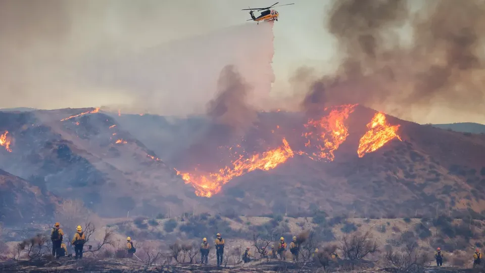 Com mais de 4.600 bombeiros atuando, chamas já consumiram 3.800 hectares em Castaic, enquanto evacuações são ordenadas.