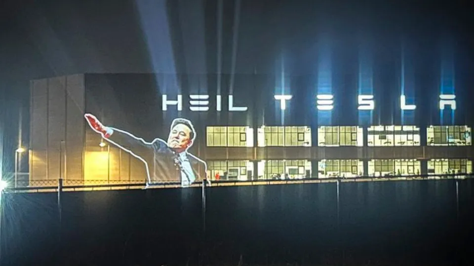 Na Alemanha, ativistas projetaram imagem de Musk fazendo gesto com o braço levantado, que gerou polêmica e reações negativas.