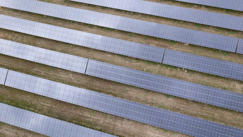 Levantamento revela que setor de energia solar teve 51 transações em 2024, com forte participação de grandes usinas.