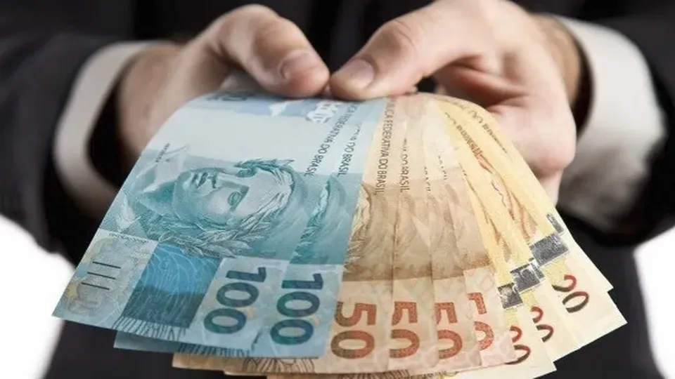 CNC aponta que cautela diante da inflação e juros altos contribui para a redução do endividamento, mas inadimplência aumenta.