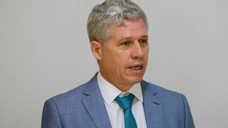 O governo não considera alterar a data de validade dos produtos alimentícios, afirma o ministro do Desenvolvimento Agrário.
