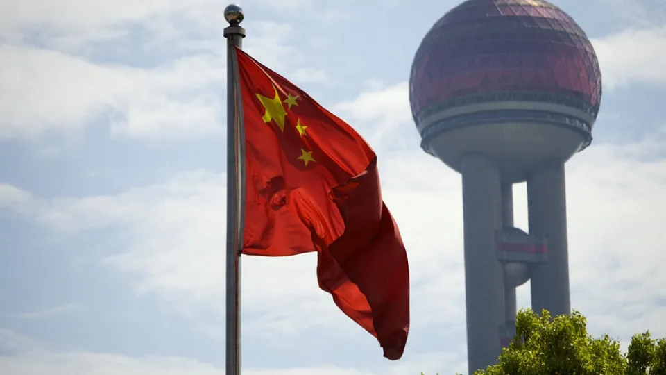 Relatório da AmCham revela que crescente tensão geopolítica impulsiona saída de empresas dos EUA da China.