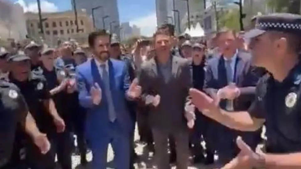 Durante a cerimônia de formatura de 500 guardas civis, Ricardo Nunes foi filmado cantando uma música polêmica em São Paulo.