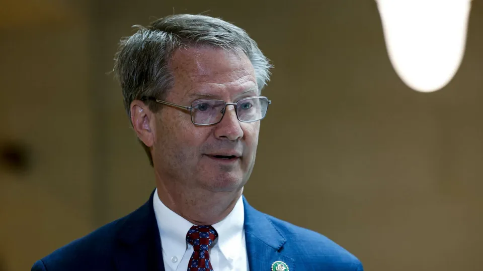 Tim Burchett revela que um almirante lhe contou sobre uma nave alienígena em movimento rápido no oceano.