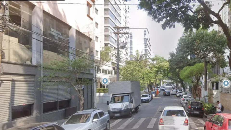 Vitor Rocha e Silva, de 23 anos, foi abordado por criminosos em moto na Rua Joaquim Antunes, em São Paulo. Ele foi socorrido, mas não sobreviveu.
