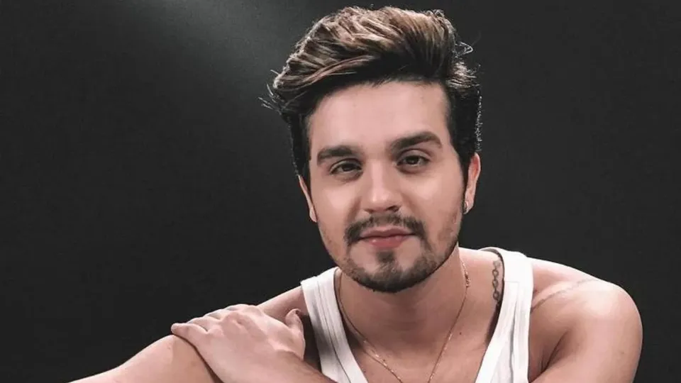 O cantor sertanejo Luan Santana foi hospitalizado em Barueri, SP, após suspeita de infecção no apêndice.