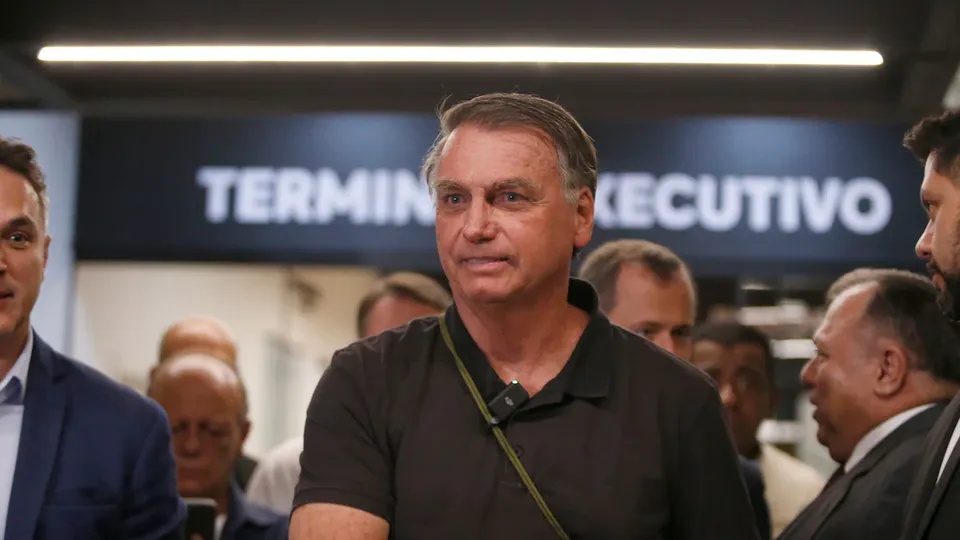 Ex-presidente reafirma sua permanência no país, mesmo com passaporte retido por decisão de Alexandre de Moraes.