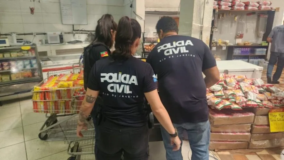 Investigação revela que empresa maquiou carne deteriorada e a vendeu como produto de alta qualidade; quatro pessoas foram presas.