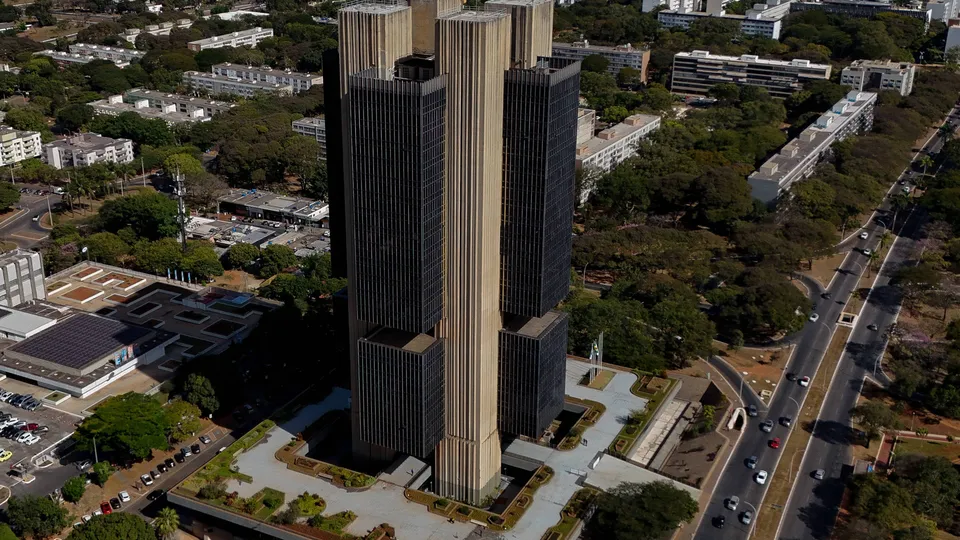 Em 2024, o Brasil registrou um déficit de US$ 56 bilhões, refletindo uma deterioração nas contas externas.