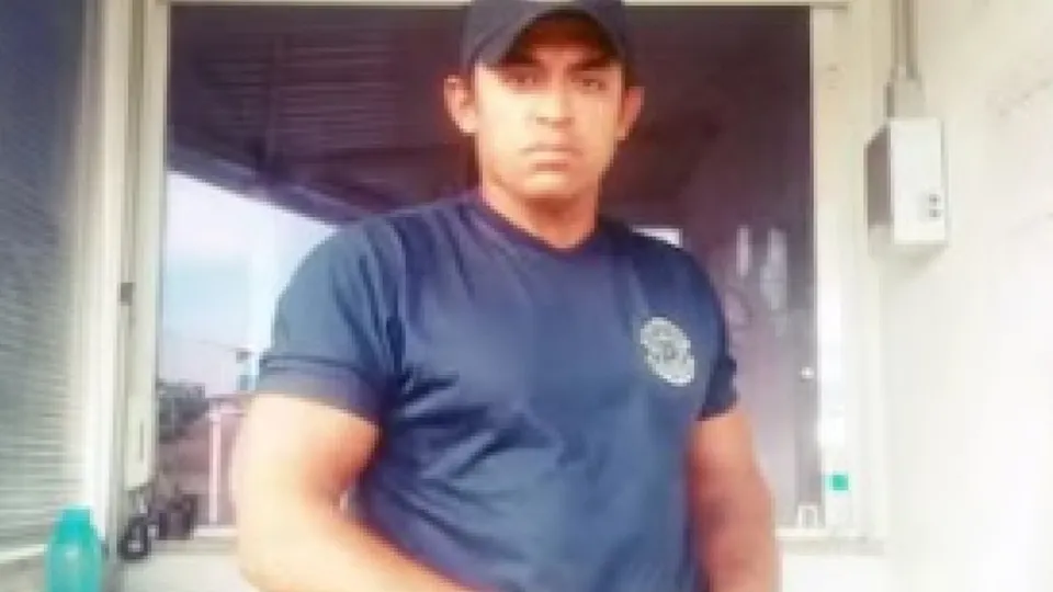 Um guarda municipal foi morto por engano por policiais militares em Piracicaba, SP, após confusão durante tentativa de prisão de assaltantes.