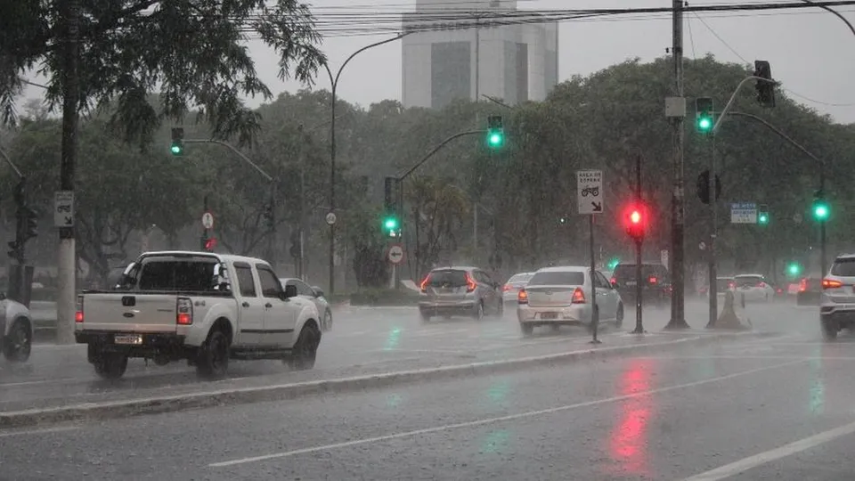 A capital paulista enfrenta forte temporal, com registro de granizo e 17 mil sem energia elétrica. Defesa Civil emite alerta.