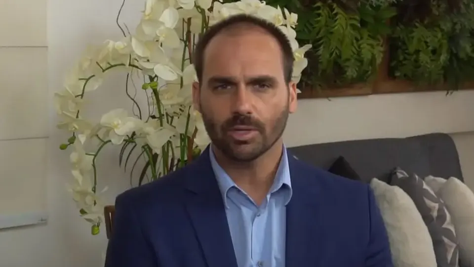 Eduardo Bolsonaro afirma que se “sacrificaria” para concorrer à presidência