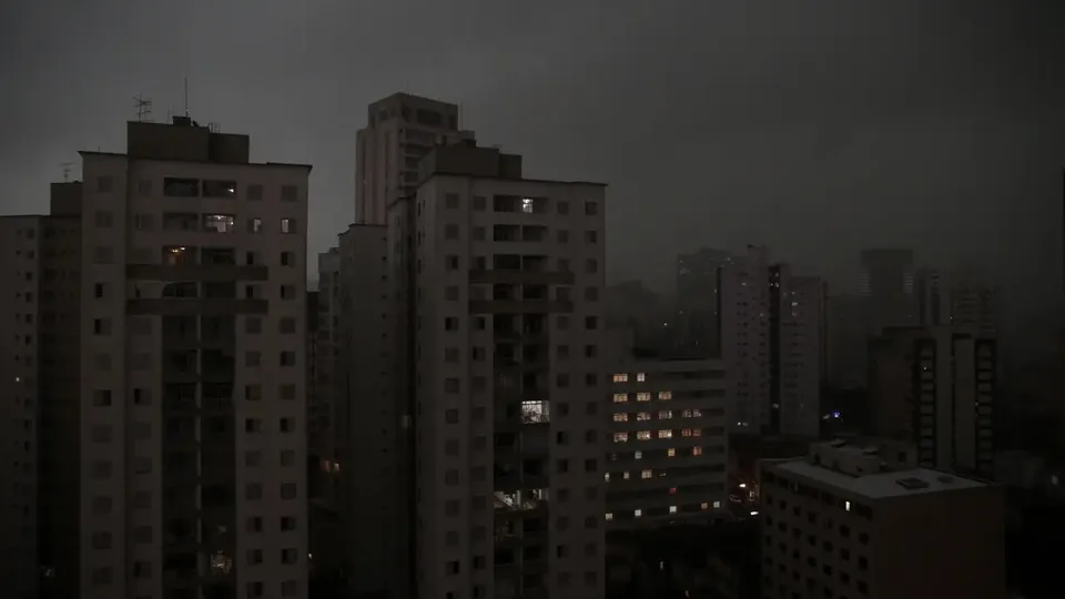 Após chuvas e descargas atmosféricas, 157 mil imóveis em São Paulo ficam sem energia elétrica, segundo a Enel.