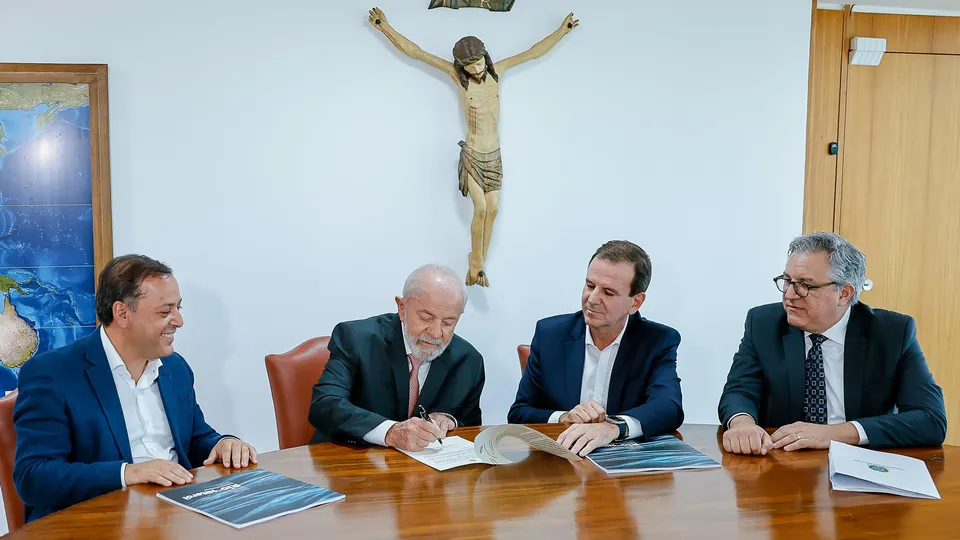 Presidente assina carta de intenções durante reunião com prefeitos no Palácio do Planalto