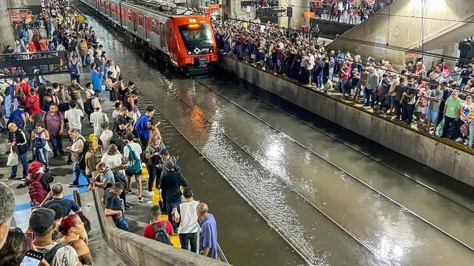 São Paulo enfrenta alagamentos após forte chuva e alerta da Defesa Civil