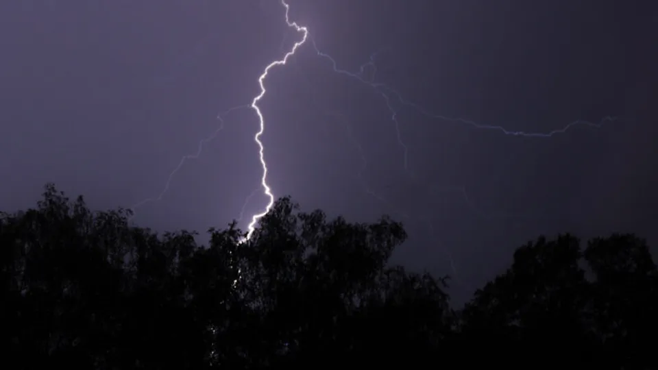 Instituto Nacional de Meteorologia prevê chuvas de 20 a 30 milímetros por hora e rajadas de vento de até 60 km/h.