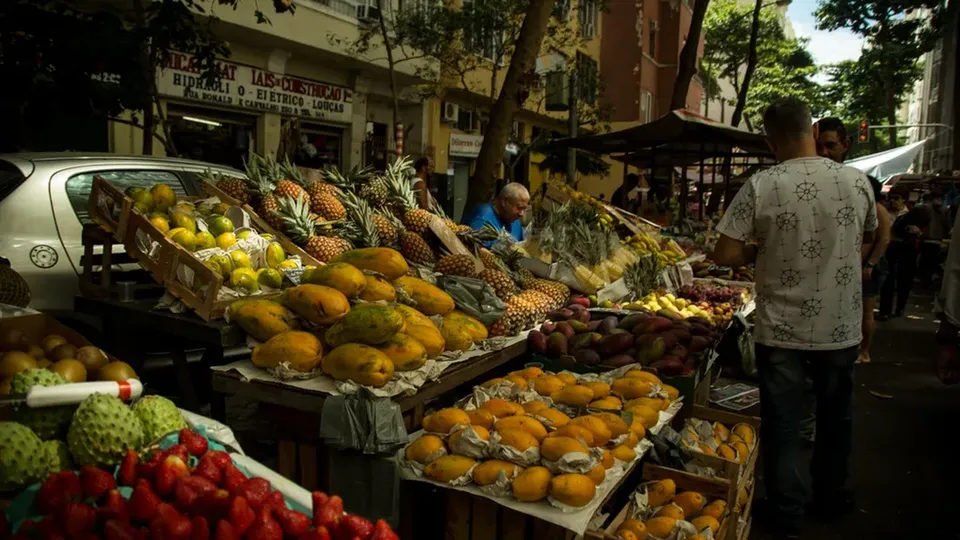 Medida visa reverter a queda de popularidade do presidente devido aos altos preços dos alimentos.