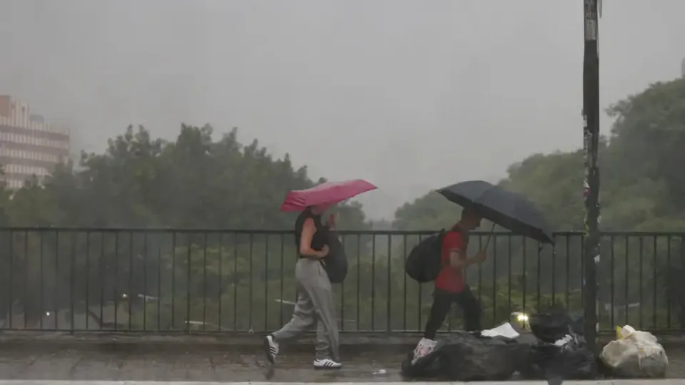 Chuva em São Paulo registra 3ª maior precipitação em 64 anos e causa alagamentos