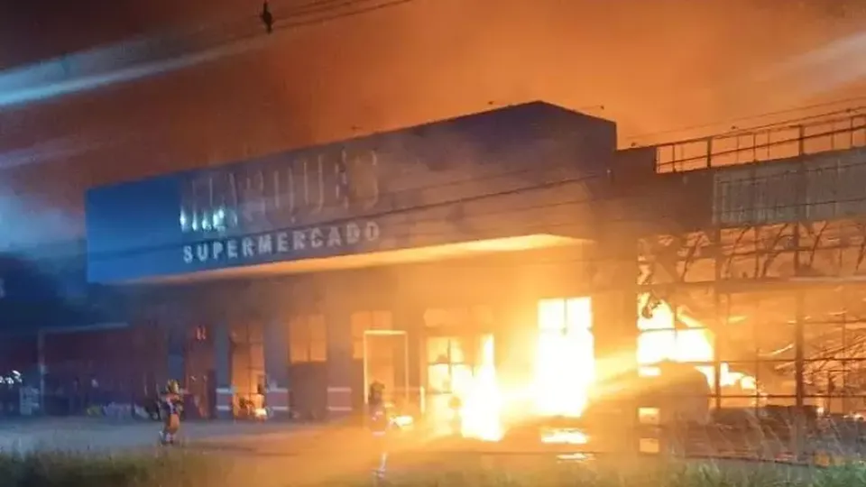 Incêndio de grandes proporções destrói supermercado em Guaíba, RS