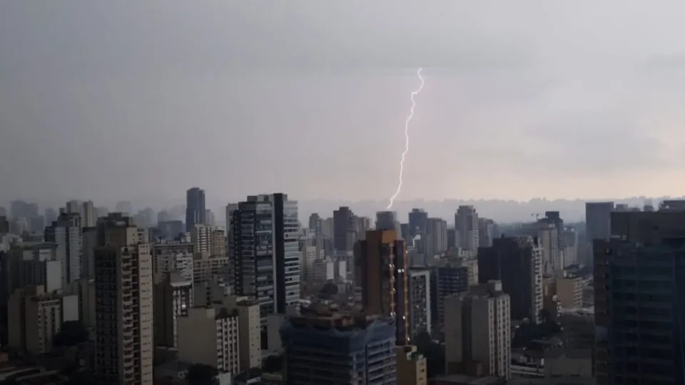 Tempestade em São Paulo gera mais de 13 mil raios e provoca alagamentos