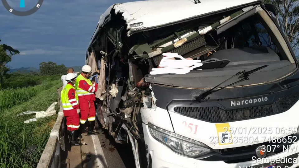 Acidente na Dutra entre ônibus e caminhão resulta em duas mortes e 23 feridos