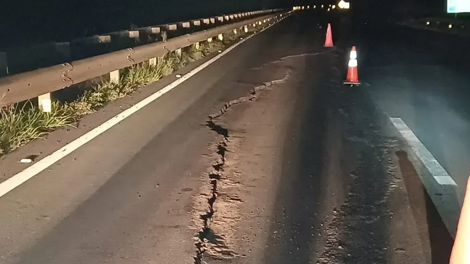 Trecho no km 435 está bloqueado no sentido sul; motoristas devem seguir rotas alternativas sugeridas pela PRF.