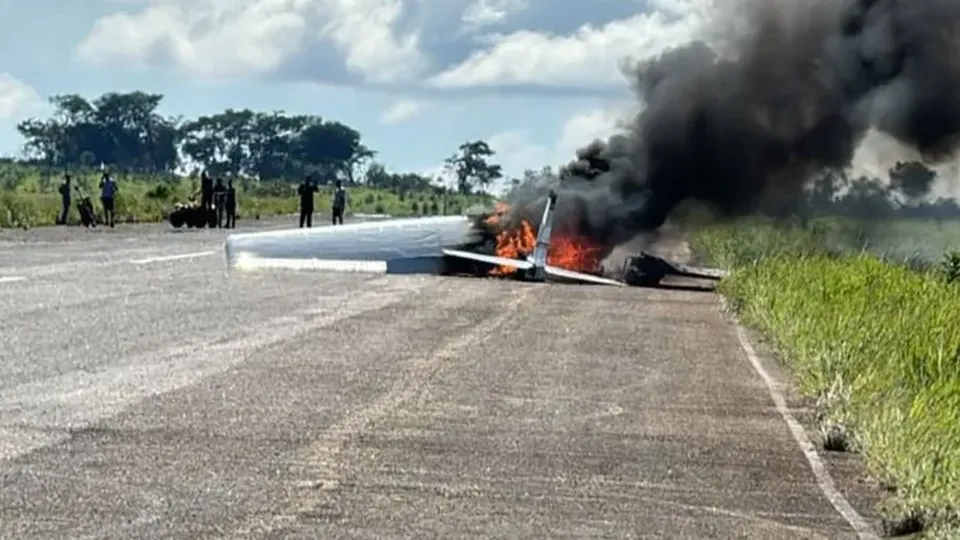 Avião pega fogo após realizar pouso forçado Minas Gerais