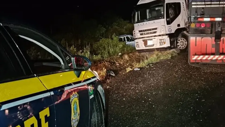 Tragédia ocorreu próximo à ponte do Arroio Bossoroca, envolvendo carreta e automóvel