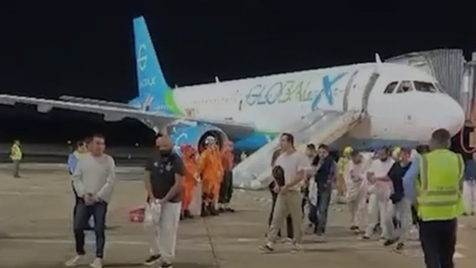 Um vídeo mostra a chegada de 88 brasileiros deportados dos EUA a Manaus, onde foram recebidos por autoridades locais.