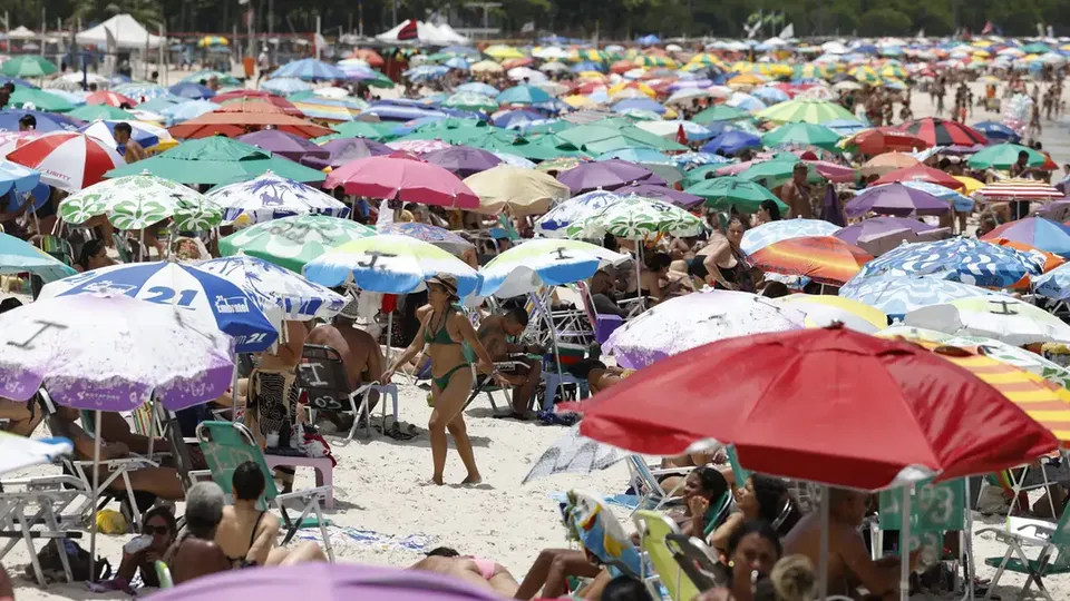 Calor intenso de 39 graus atrai multidões às praias do Rio de Janeiro