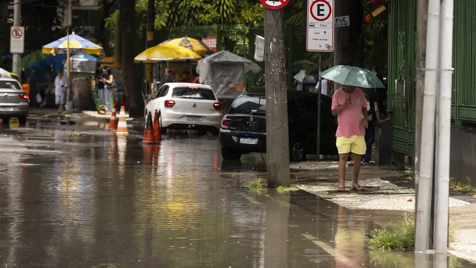 Rio de Janeiro enfrenta forte chuva em diversos bairros neste sábado