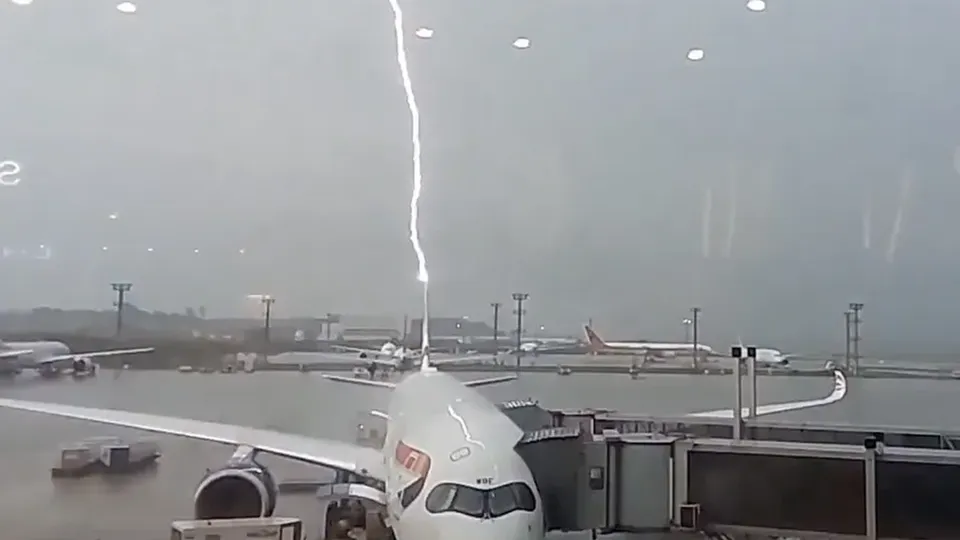 Vídeo impressionante registra raio atingindo avião em Guarulhos durante tempestade