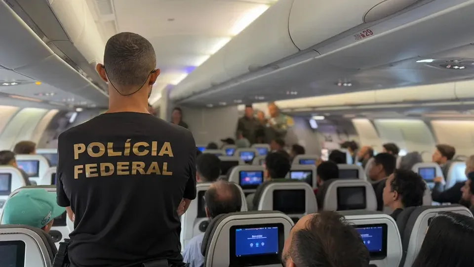 Grupo de 88 deportados foi transportado pela FAB após denúncias de maus-tratos durante voo.