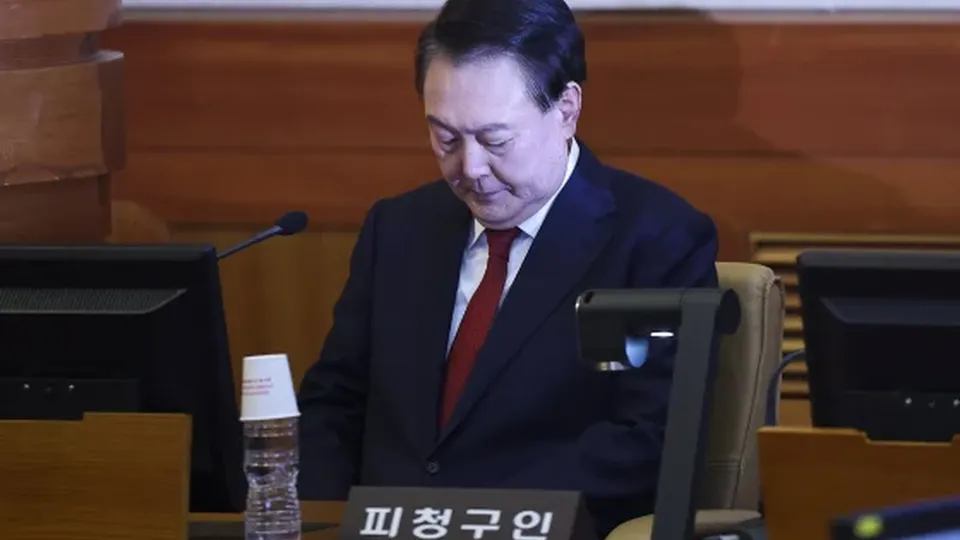 O presidente afastado Yoon Suk Yeol enfrenta acusações graves após decreto de lei marcial que provocou agitação no país.