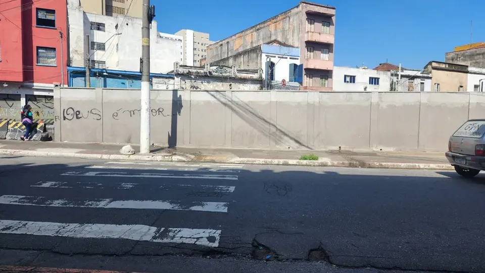 Um confronto entre policiais e um homem armado na cracolândia resultou em um policial militar ferido e um suspeito morto na manhã deste sábado.