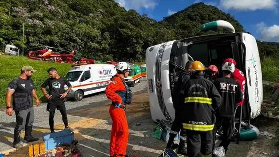 Ônibus com adolescentes a caminho do Beto Carrero tomba e deixa feridos em SC